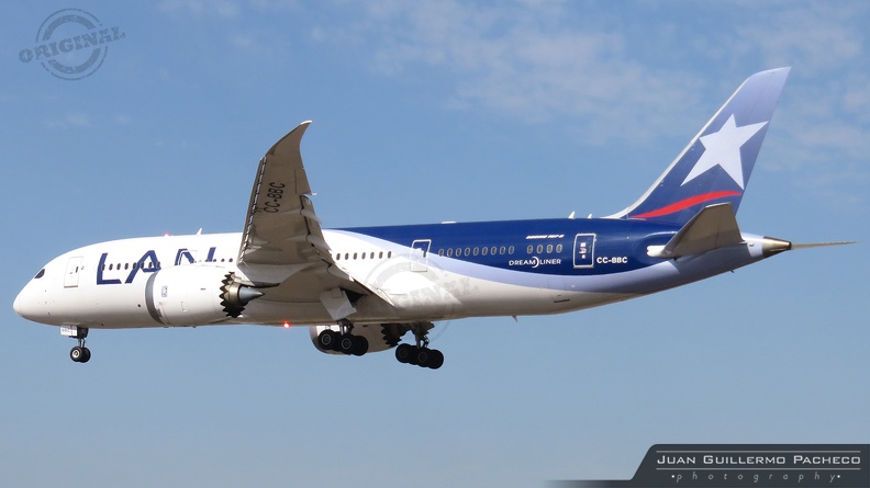 ► Model: Boeing 787-8 Dreamliner
► Airline: LAN Airlines
► Reg: CC-BBC
► MSN: 38472
► Foto: Juan Guillermo Pacheco S ®
► Santiago de Chile Arturo Merino Benítez Int'l - (SCEL). Chile CC-BBC.jpg